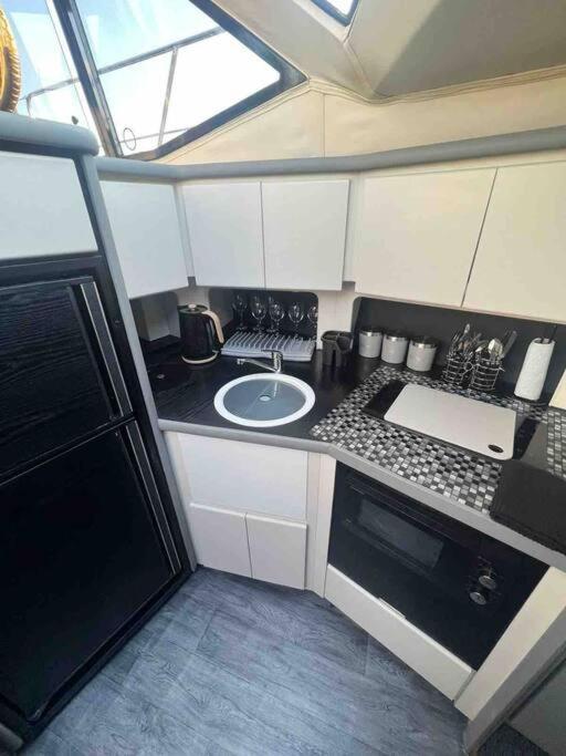 Yacht "X" - 44 Foot Modern Yacht On 5 Star Ocean Village Marina - Minutes Away From City Centre And Cruise Terminals, Free Parking ,Spa Package Available! Southampton Exteriör bild