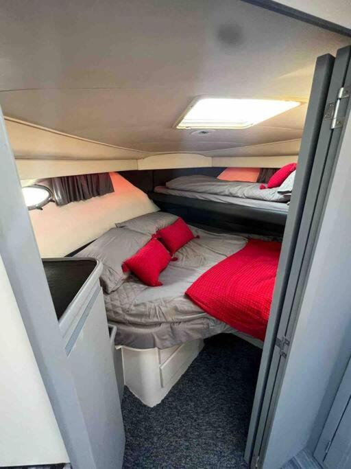 Yacht "X" - 44 Foot Modern Yacht On 5 Star Ocean Village Marina - Minutes Away From City Centre And Cruise Terminals, Free Parking ,Spa Package Available! Southampton Exteriör bild