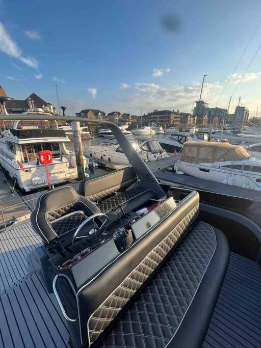 Yacht "X" - 44 Foot Modern Yacht On 5 Star Ocean Village Marina - Minutes Away From City Centre And Cruise Terminals, Free Parking ,Spa Package Available! Southampton Exteriör bild