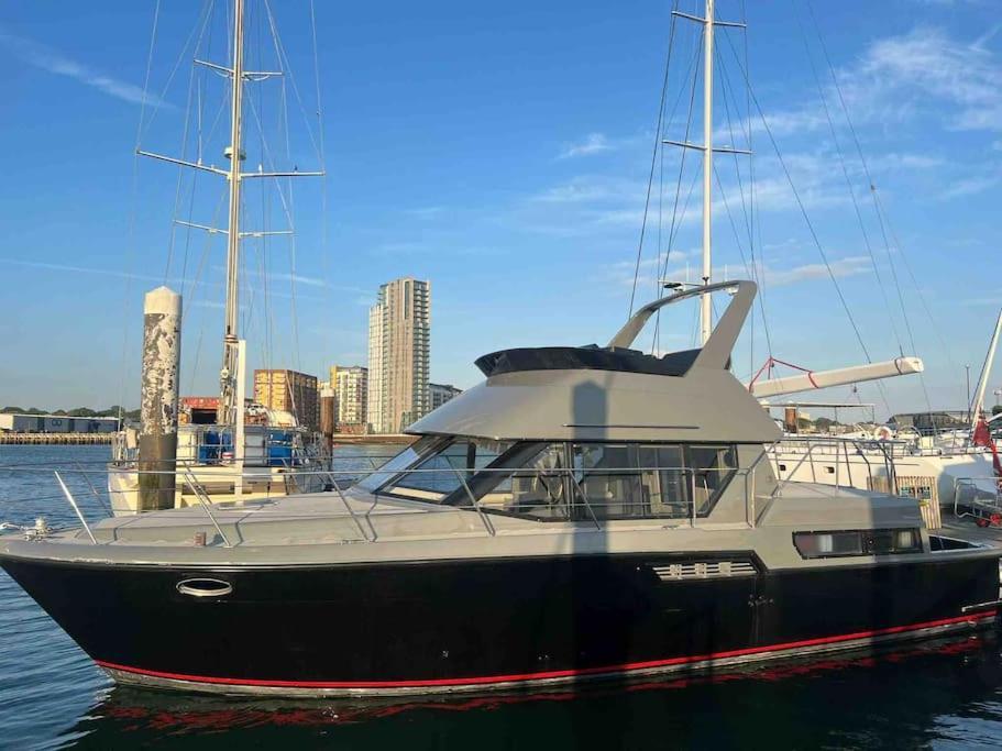 Yacht "X" - 44 Foot Modern Yacht On 5 Star Ocean Village Marina - Minutes Away From City Centre And Cruise Terminals, Free Parking ,Spa Package Available! Southampton Exteriör bild
