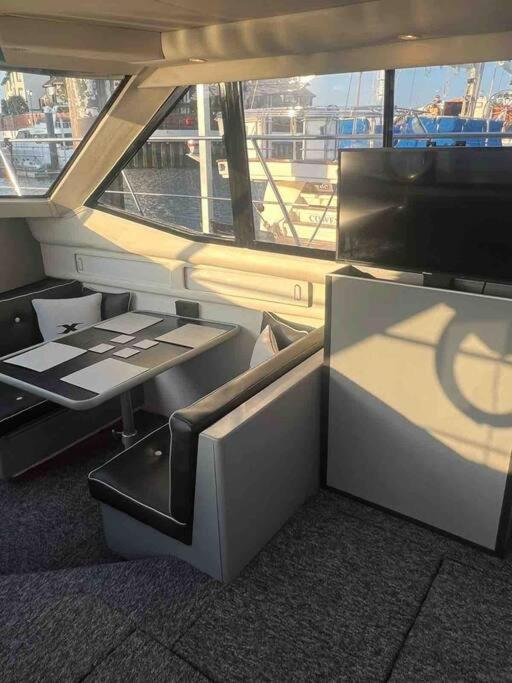 Yacht "X" - 44 Foot Modern Yacht On 5 Star Ocean Village Marina - Minutes Away From City Centre And Cruise Terminals, Free Parking ,Spa Package Available! Southampton Exteriör bild