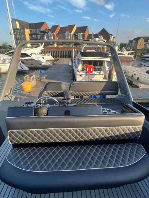 Yacht "X" - 44 Foot Modern Yacht On 5 Star Ocean Village Marina - Minutes Away From City Centre And Cruise Terminals, Free Parking ,Spa Package Available! Southampton Exteriör bild