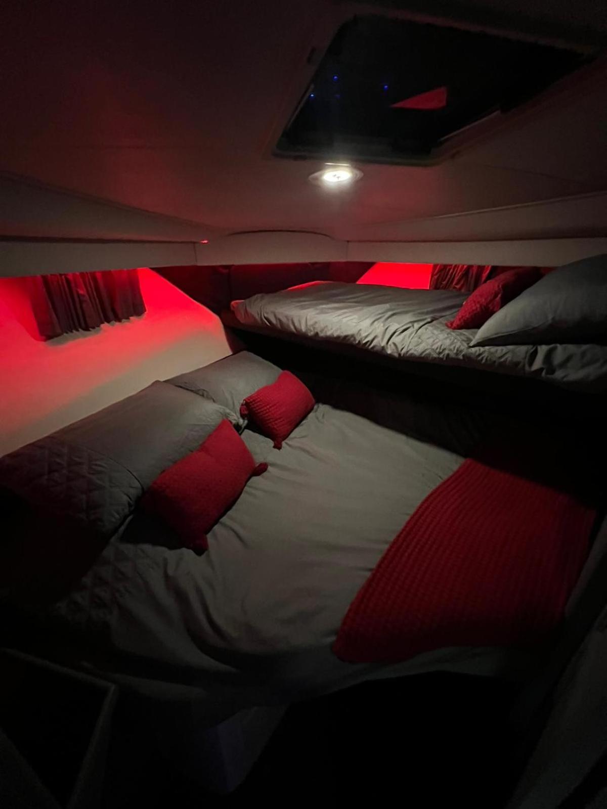 Yacht "X" - 44 Foot Modern Yacht On 5 Star Ocean Village Marina - Minutes Away From City Centre And Cruise Terminals, Free Parking ,Spa Package Available! Southampton Exteriör bild