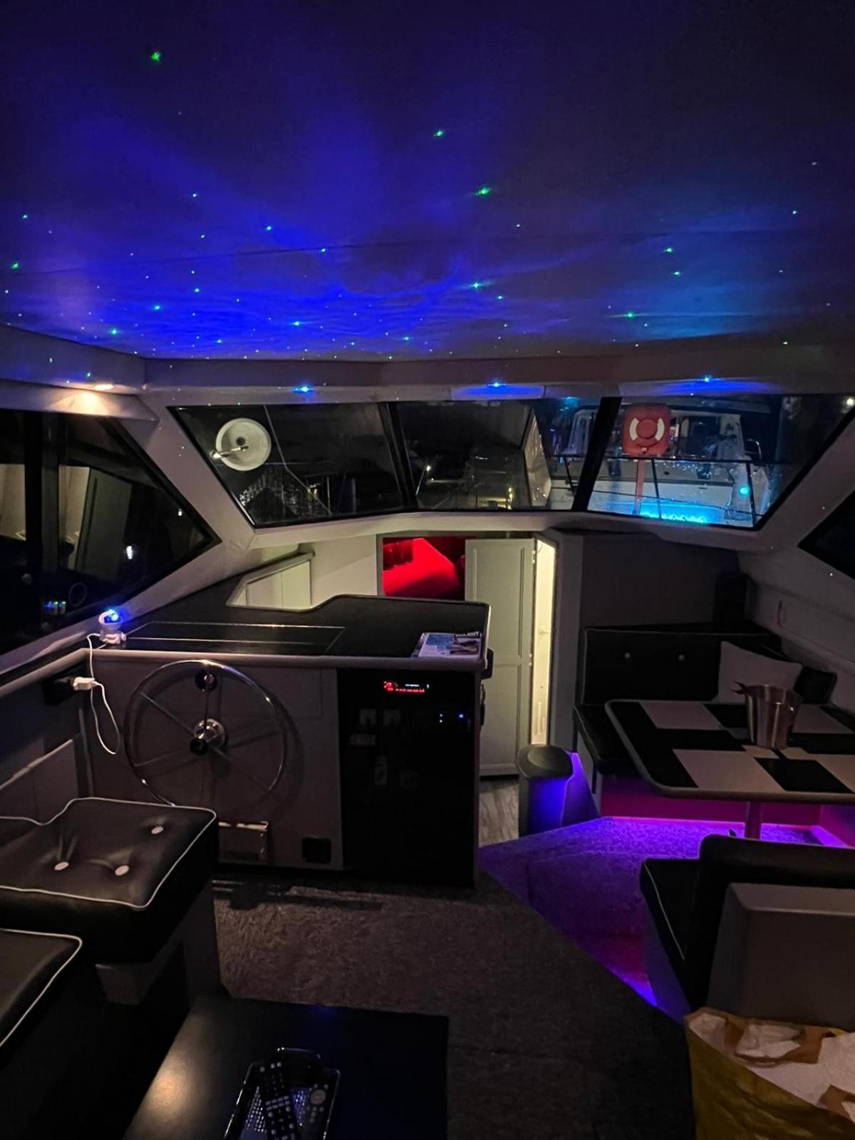 Yacht "X" - 44 Foot Modern Yacht On 5 Star Ocean Village Marina - Minutes Away From City Centre And Cruise Terminals, Free Parking ,Spa Package Available! Southampton Exteriör bild