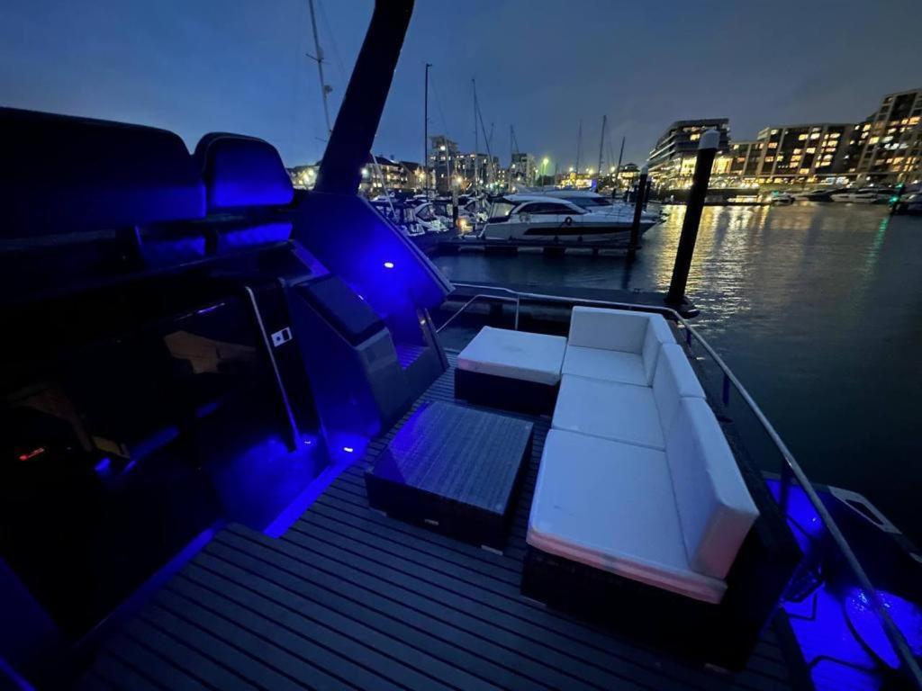Yacht "X" - 44 Foot Modern Yacht On 5 Star Ocean Village Marina - Minutes Away From City Centre And Cruise Terminals, Free Parking ,Spa Package Available! Southampton Exteriör bild