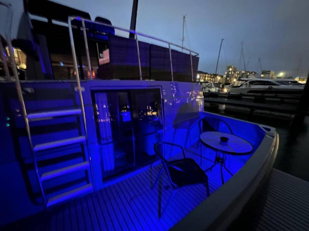 Yacht "X" - 44 Foot Modern Yacht On 5 Star Ocean Village Marina - Minutes Away From City Centre And Cruise Terminals, Free Parking ,Spa Package Available! Southampton Exteriör bild
