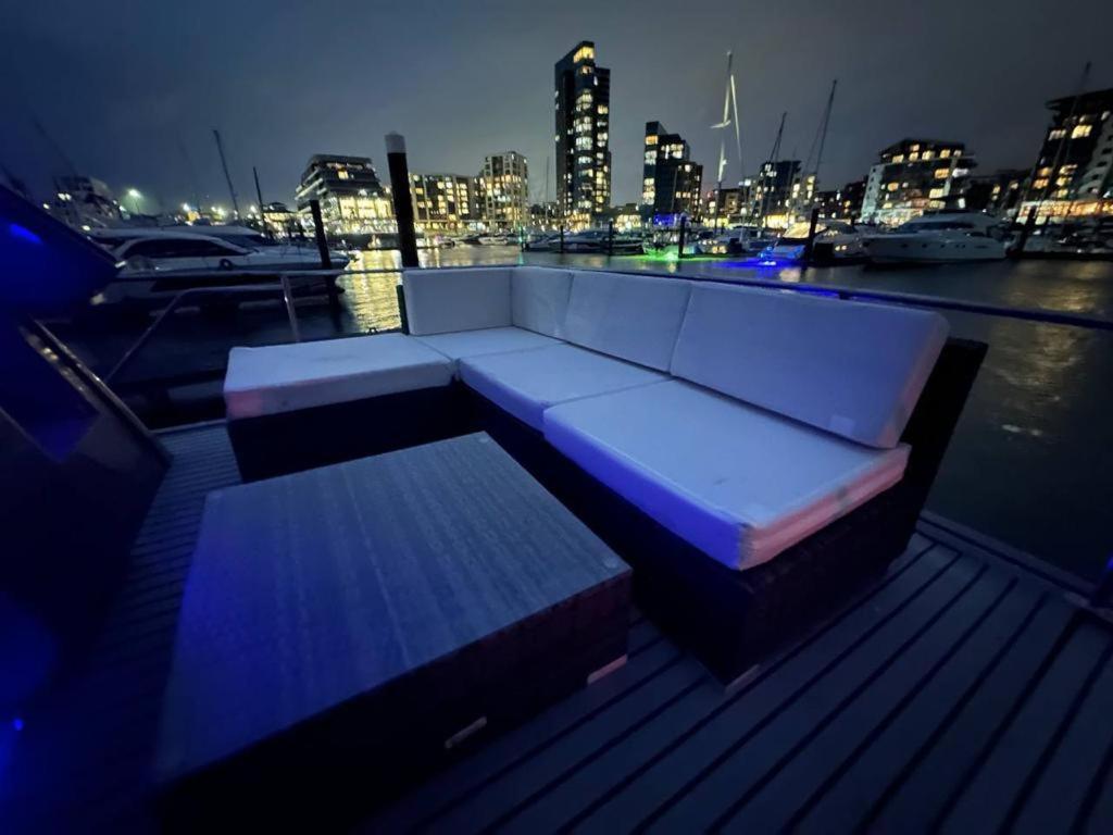 Yacht "X" - 44 Foot Modern Yacht On 5 Star Ocean Village Marina - Minutes Away From City Centre And Cruise Terminals, Free Parking ,Spa Package Available! Southampton Exteriör bild
