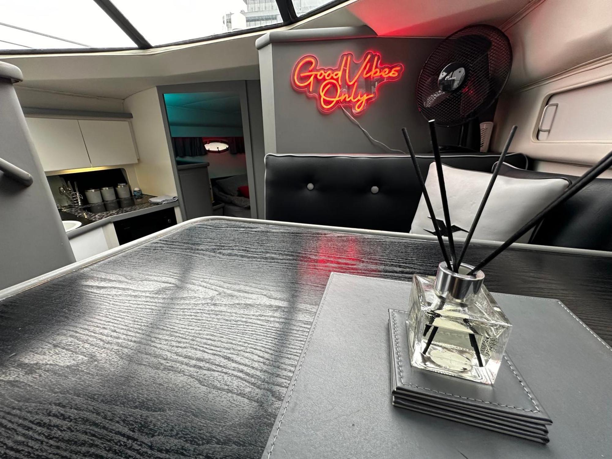 Yacht "X" - 44 Foot Modern Yacht On 5 Star Ocean Village Marina - Minutes Away From City Centre And Cruise Terminals, Free Parking ,Spa Package Available! Southampton Exteriör bild