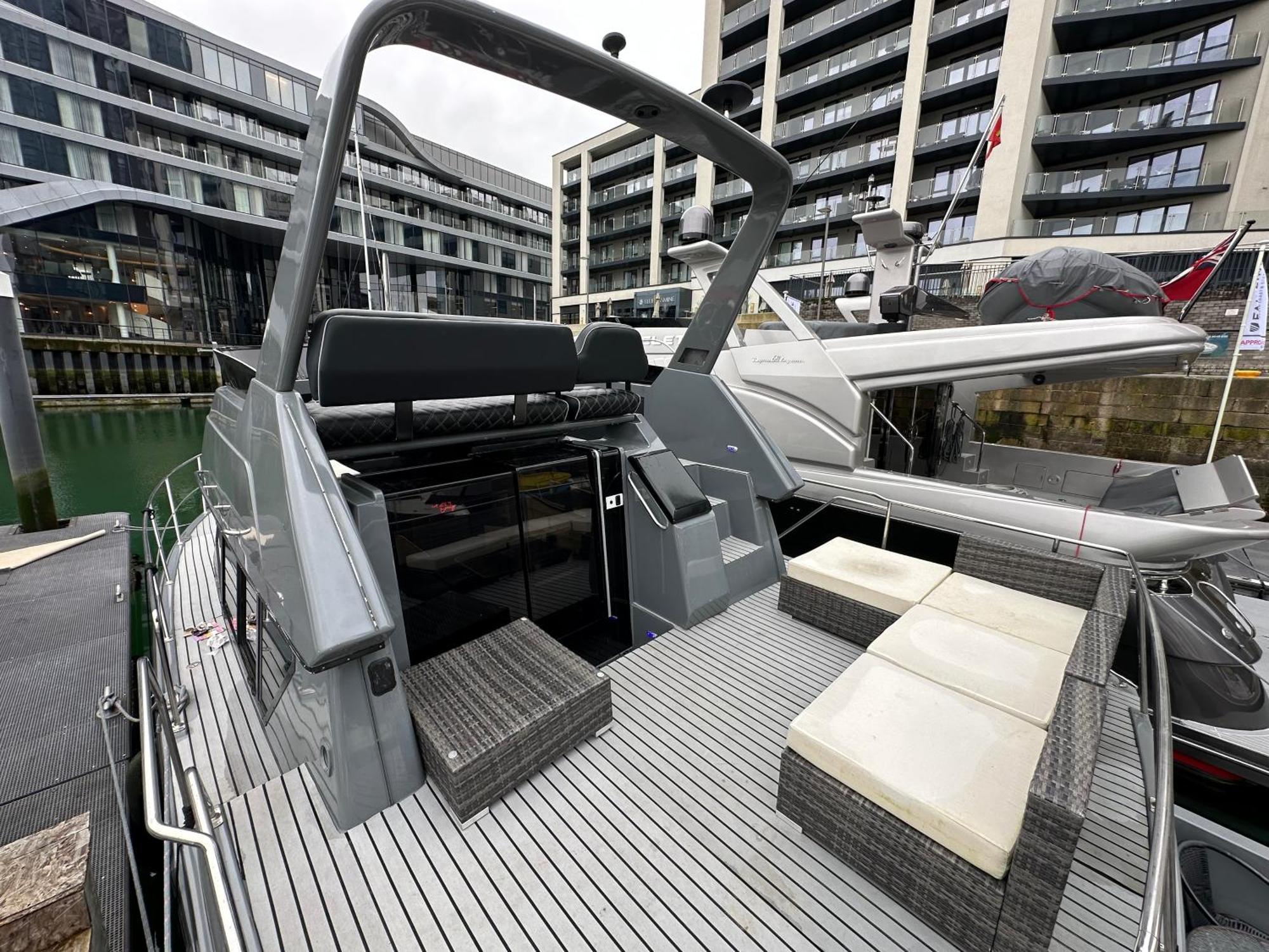 Yacht "X" - 44 Foot Modern Yacht On 5 Star Ocean Village Marina - Minutes Away From City Centre And Cruise Terminals, Free Parking ,Spa Package Available! Southampton Exteriör bild