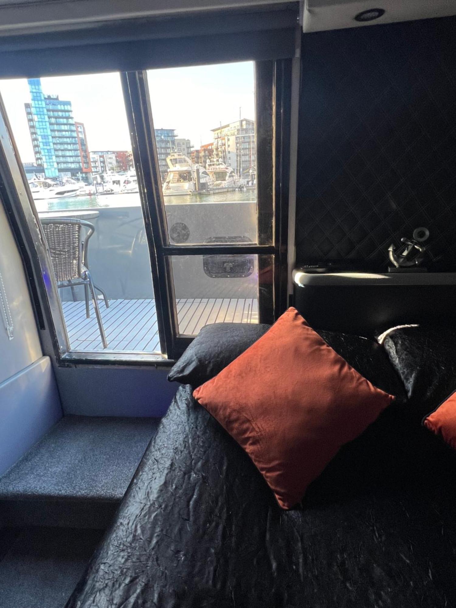 Yacht "X" - 44 Foot Modern Yacht On 5 Star Ocean Village Marina - Minutes Away From City Centre And Cruise Terminals, Free Parking ,Spa Package Available! Southampton Exteriör bild