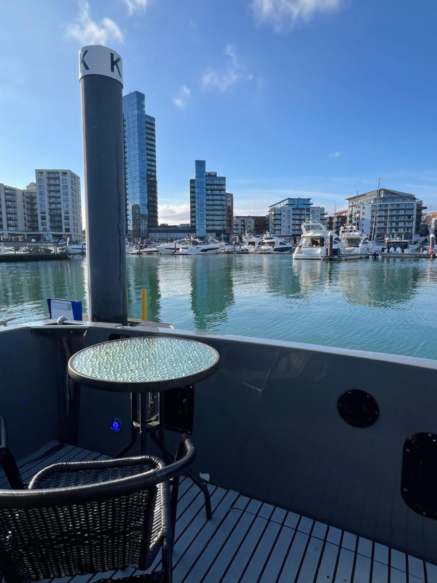 Yacht "X" - 44 Foot Modern Yacht On 5 Star Ocean Village Marina - Minutes Away From City Centre And Cruise Terminals, Free Parking ,Spa Package Available! Southampton Exteriör bild